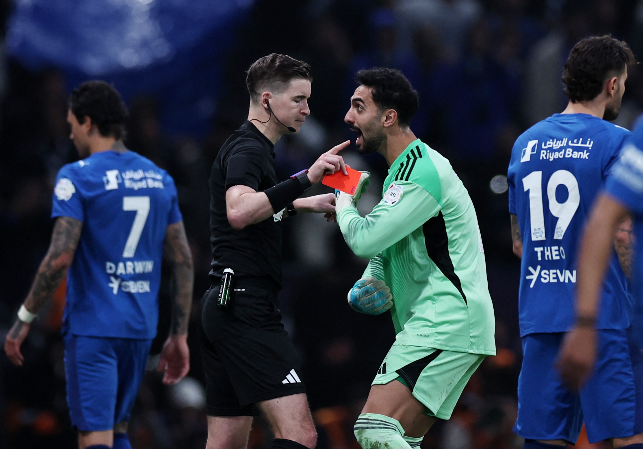 开云官网-卧底表现！胜利门将阿奇迪近2轮失误送礼+肘击染红 胜利现7分落后