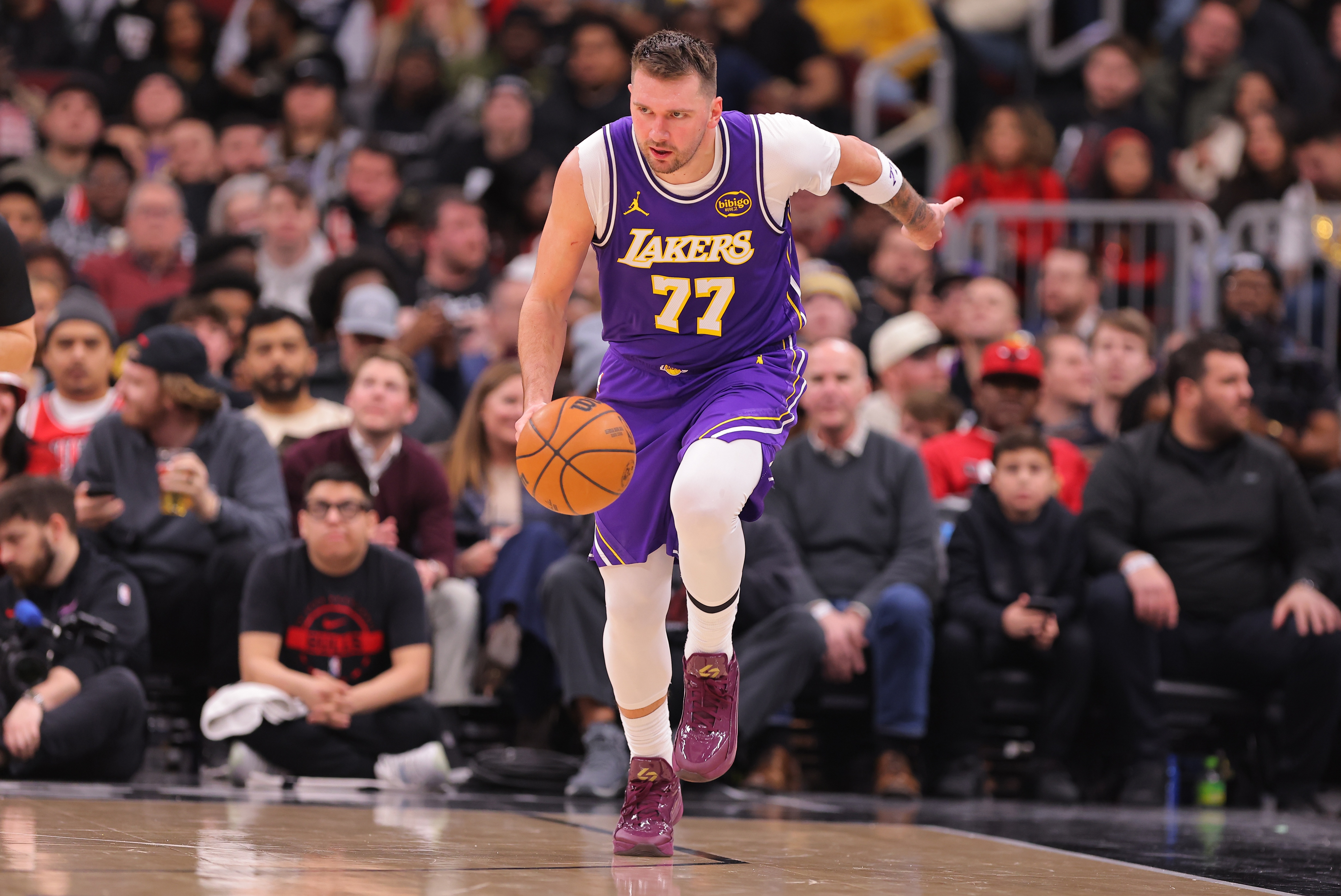 开云APP-别有大碍！东契奇次节左腿筋不适回更衣室 半场10中3&amp;5失误