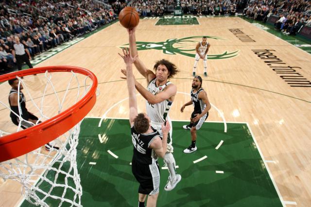 开云体育入口-除了爆炸头和殴打吉祥物，罗宾·洛佩斯还有个绝招