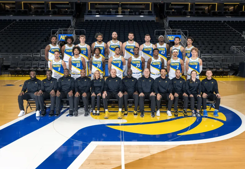 开云体育APP下载-下赛季见！步行者官方晒出本赛季全家福，哈利伯顿C位入镜